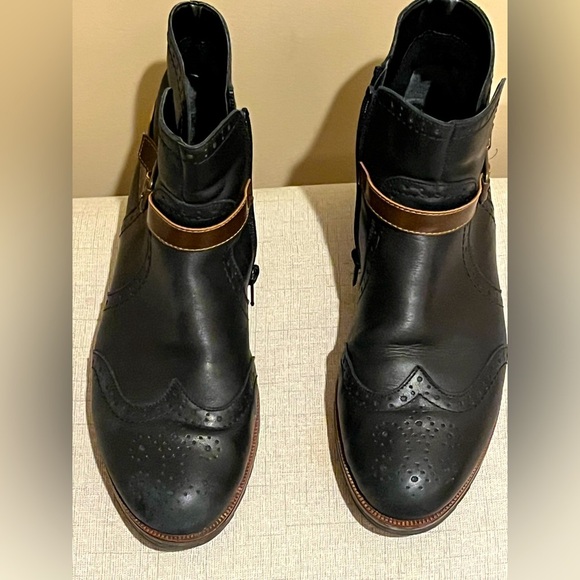 Remonte Black Wingtip Leather Booties with Brown Leather Strap, size 41 - Picture 2 of 6